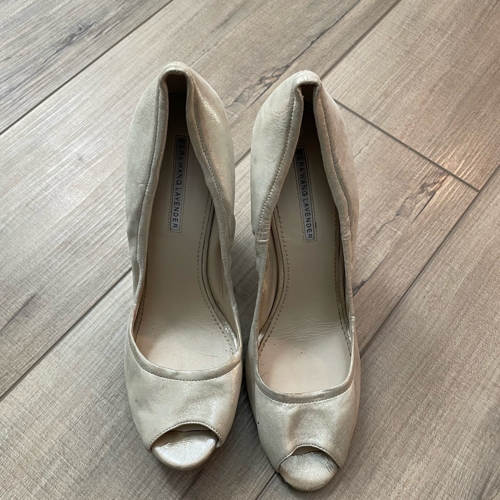 Women’s Vera Wang lavender Y2K gold wedge peep toes size 9.5